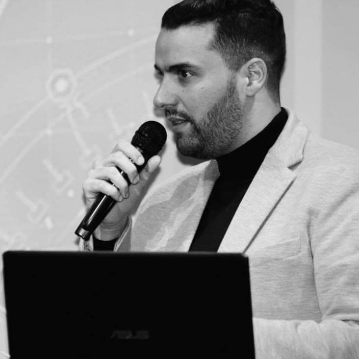 Anisse Chagraoui, fondateur des DPO de la Santé, lors d'une conférence